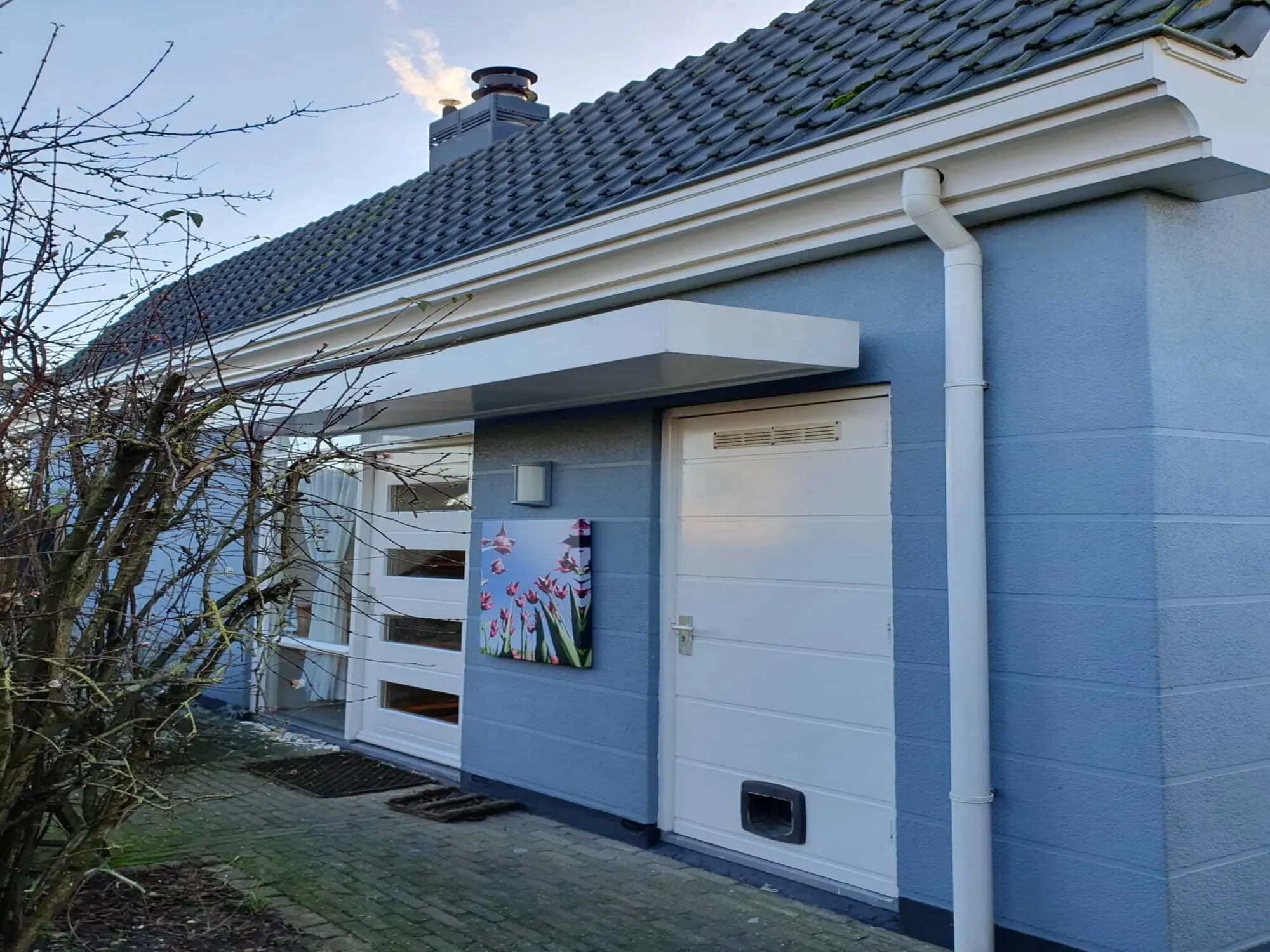 De voorkant van het lichtblauwe huisje