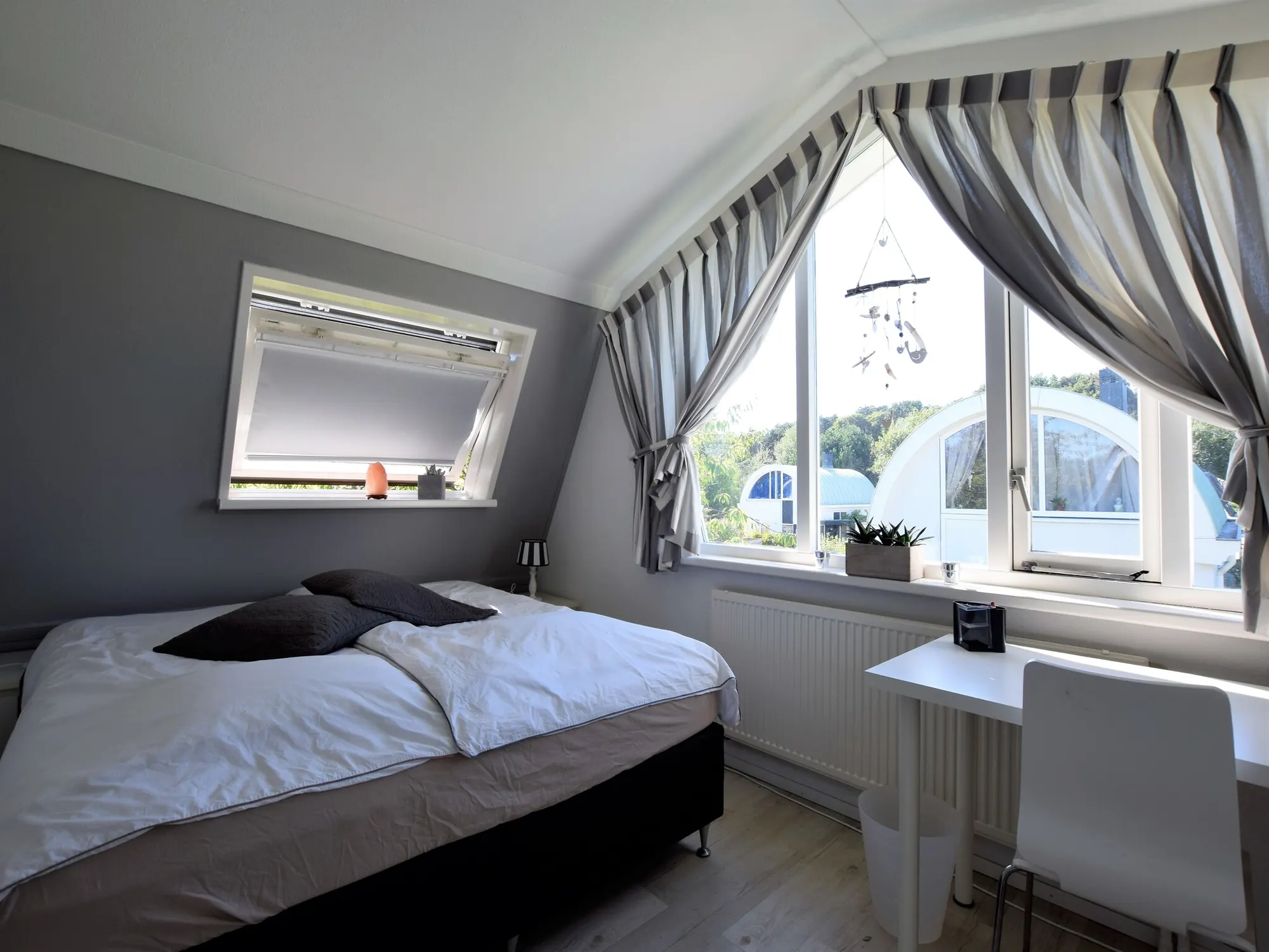 De slaapkamer met tweepersoonsbed