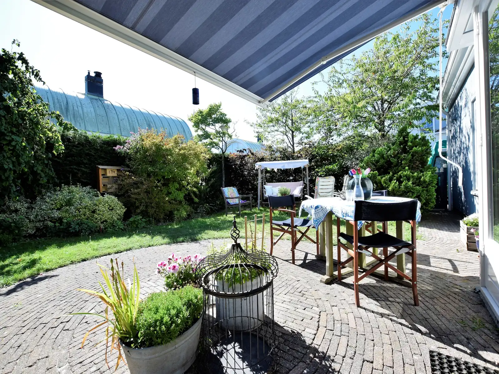 Het terras onder de zonwering
