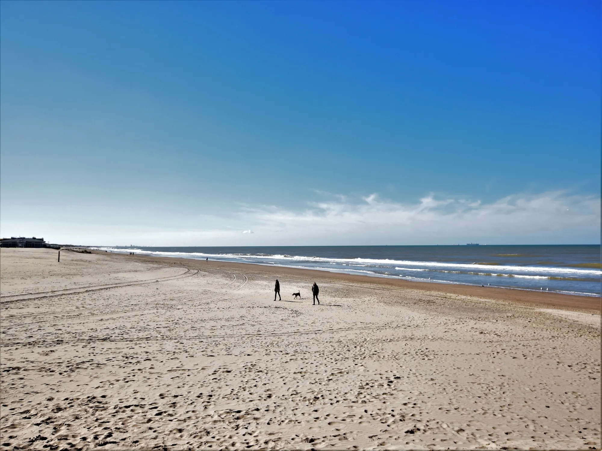 Het brede strand bij Langevelderslag
