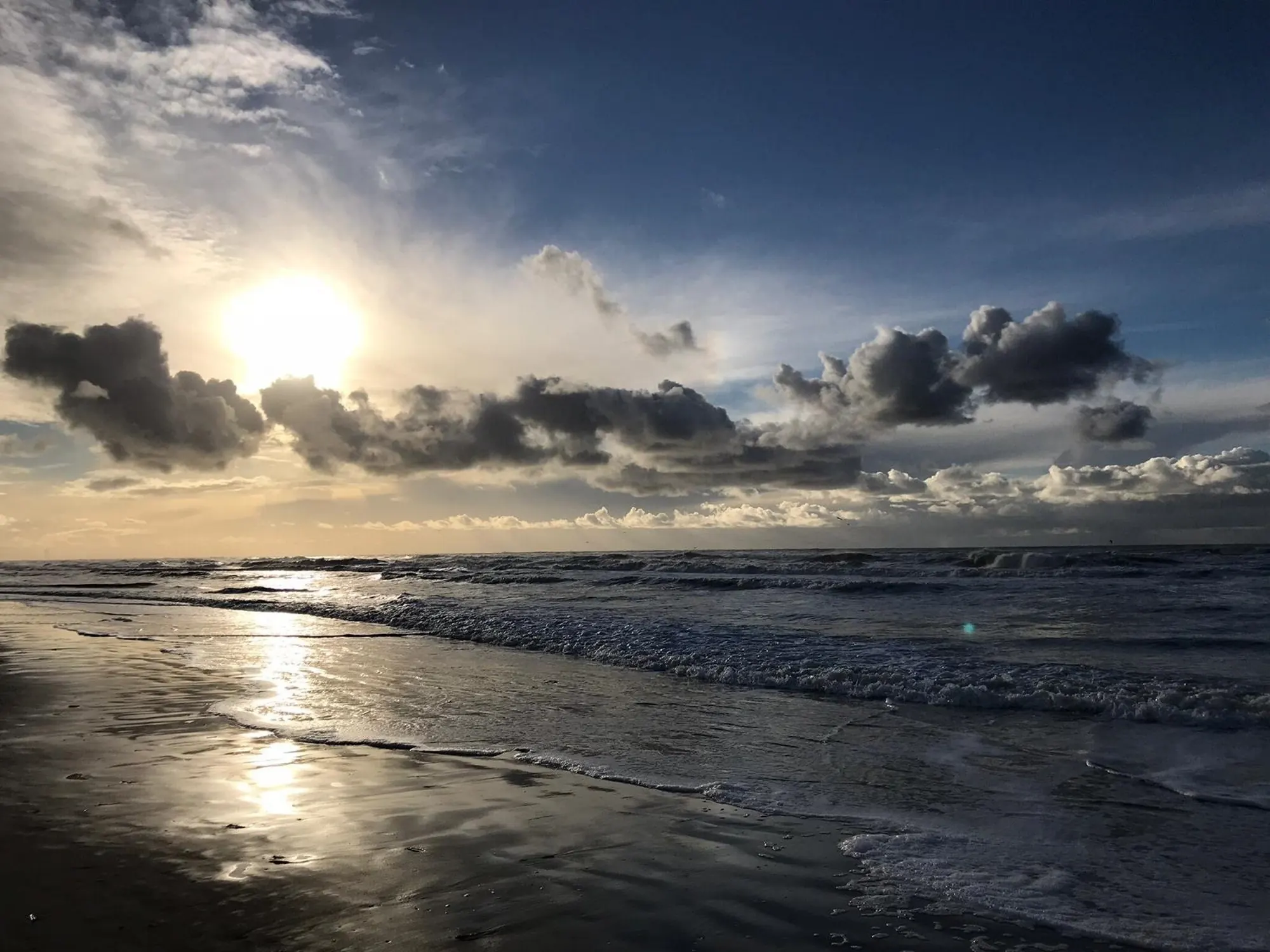 Wolkenlucht boven de Noordzee