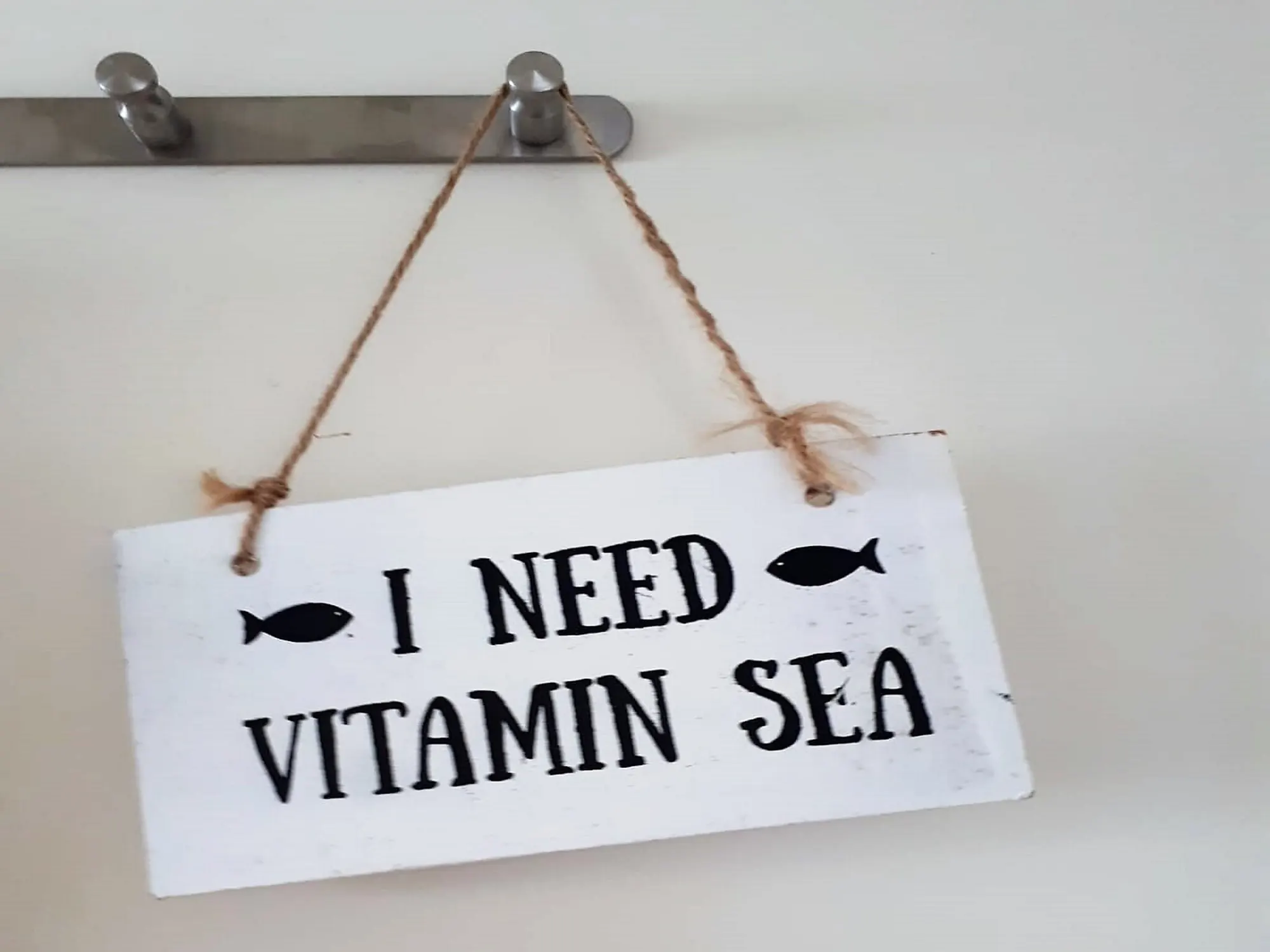 Een bordje in huis met de tekst I need vitamin sea